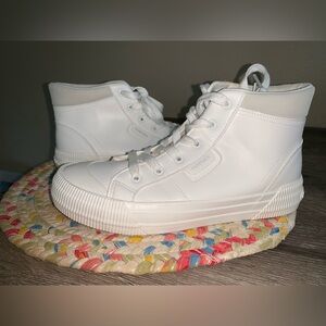 Woman’s Rocketdog Shoes Size: US 9.5🤍